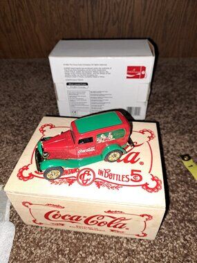 Vntg 96 Ertl Coca-Cola 1932 Ford Panel Delivery Truck collectible in wooden Box